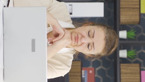 Vertical-video-of-Frustrated-business-woman.